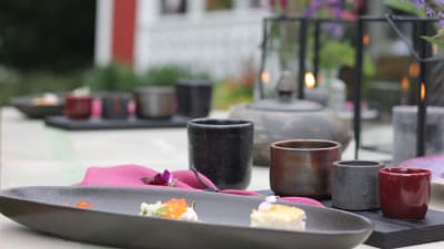 Dukning med sakekoppar och ovala fat.