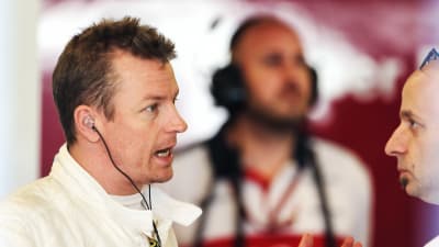 Kimi Räikkönen talar med Saubers personal.
