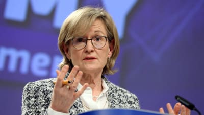 EU-kommissionär Mairead McGuinness under en presskonferens i Bryssel den 2 februari 2022.