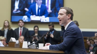 Mark Zuckerberg grillas av den amerikanska kongressen. 