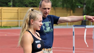 Björn "Nalle" Andersson instruerar Saga Andersson på träningar i Helsingfors i maj 2019. 