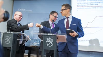 Ministrarna Lindström, Stipilä och Stubb håller presskonferens om arbetsmarknadsuppgörelsen.