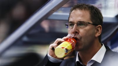 Ulf Dahlén står i spelarbåset.