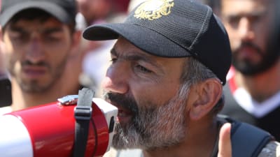 Den armeniska oppositionsledaren Nikol Pasjinian talar till demonstranter i Jerevan.