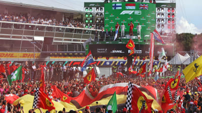 Ferrarifans firar Leclercs seger