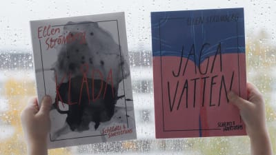 Två böcker av Ellen Strömberg, Klåda och Jaga vatten hålls upp mot en våt fönsterruta. 