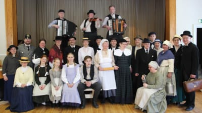 Västra Nylands folkdansare uppför stordansen Nyländsk purpuri under en föreställning på Tryckeriteatern i Karis i mars 2018