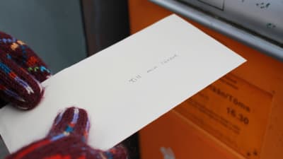 Brev postas i orange postlåda. 
