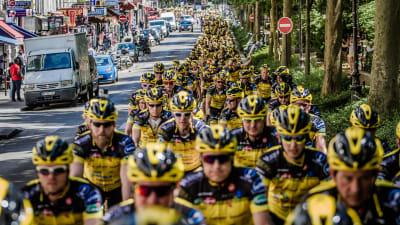 Stor grupp cyklister på väg mot Paris.
