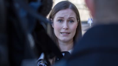 Pääministeri Sanna Marin säätytalon rappusilla ennen hallituksen kokousta 19.5.2020.