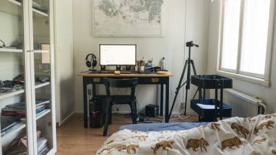 Ett pojkrum med skrivbord och dator