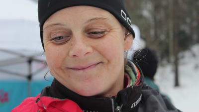 Kvinna som ler