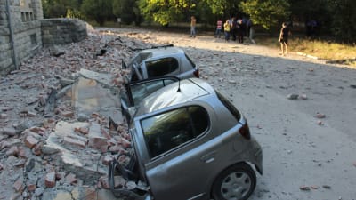 Bilar krossade av stenar som fallit ner på dem.