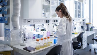 Ett laboratorium där en kvinna jobbar med att ta fram ett vaccin mot coronaviruset som orskar sjukdomen covid-19.