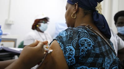 Ivoriansk kvinna vaccineras mot covid-19 i Abidjan i juli 2021.
