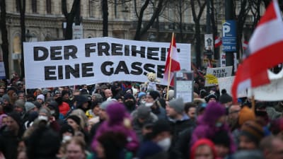 Tiotusentals demonstrerade mot obligatoriskt coronavaccinering i Wien, Österrike