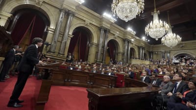 Kataloniens regionpresident Carles Puigdemont håller tal till det katalanska parlamentet 10 oktober 2017.