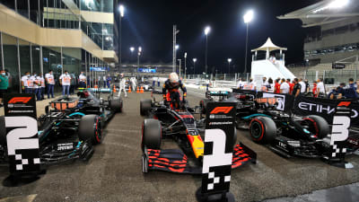 Segertrion i Abu Dhabi-kvalet: Valtteri Bottas (tvåa), Max Verstappen (etta) och Lewis Hamilton (trea).