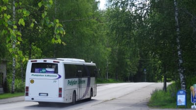 En buss kör genom Vesanto i Norra Savolax