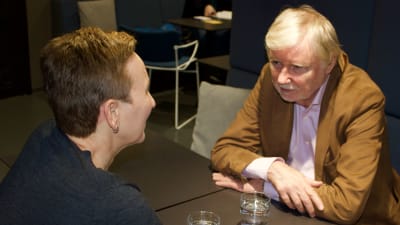 Paula Salovaara diskuterar med Erkki Tuomioja i radioprogrammet Paula möter.