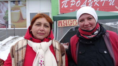 Nayasja och Marija på torget i Gora, Ukraina
