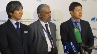 Professor Yuichi Hosoya (till vänster) beskriver Asien som en fredlig världsdel, bredvid honom Rahda Mohan Singh och Wang Yiwei