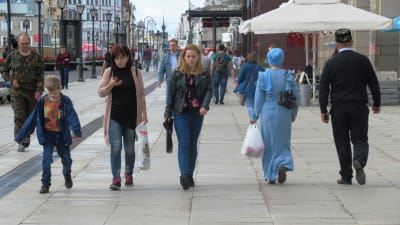 Tatarer och ryssar vandrar sida vid sida på gatan i Kazan.