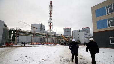 Två anställda går mot kärkraftverket i Sosnovyi bor.