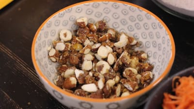 Karamelliserade nötter i en skål på ett bord