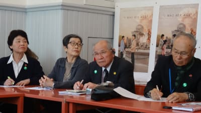 Personer som upplevde atombomberna över Hiroshima och Naghasaki på besök i Helsingfors