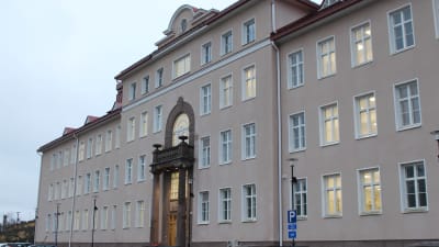 Ett stort hus en mörk morgon