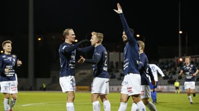 AC Oulu-spelare firar mål.