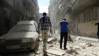 En gata i den rebellkontrollerade stadsdelen Kalasa i Aleppo efter en flygräd torsdagen 28.4.2016