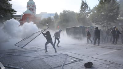 Upplopp i Stockholm i samband med det nynazistiska Svenskarnas partis möte. Personerna på bilden är enligt bildbyrån EPA motdemonstranter.