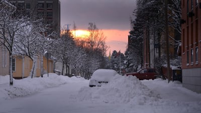 Snödrivor längs en gatan på Brändö i Vasa.