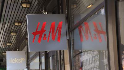 H&M-skylt utanför affär.