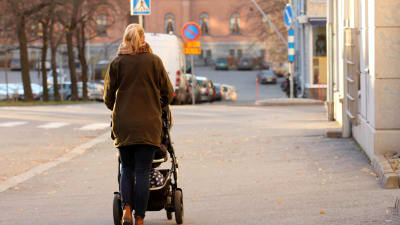 Mamma med barnvagn