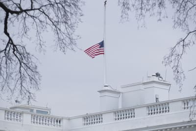 Den amerikanska flaggan hänger i halvstång för att sörja offren i skolskjutningen i Florida.