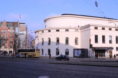 Ett stort vitt hus i en stad.