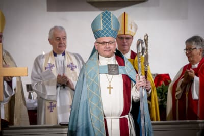Bo-Göran Åstrand under biskopsvigningen i Borgå domkyrka den 29 september 2019. Bakom honom till höger ärkebiskop Tapio Luoma,.