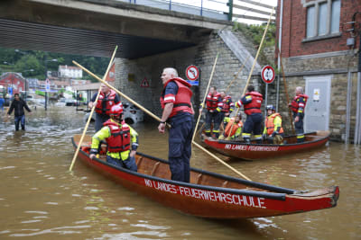 Räddningsinsatsen är i full gång i Belgien. Räddningspersonalen tar sig fram på gatorna med hjälp av båtar.