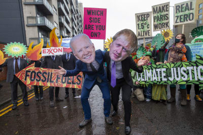 Klimatdemonstration. I förgrunden två personer utklädda till Joe Biden och Boris Johnson, i bakgrunden fler demonstranter.