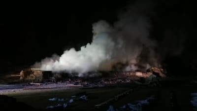 Rykande rester av Rautjärvis kyrka som brunnit ner.