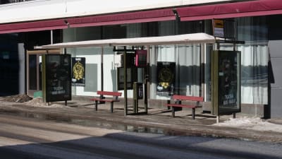 Tom busshålplats vid sidan av en gata.