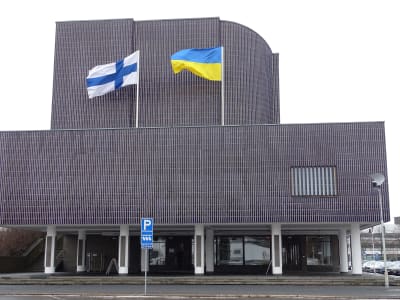 Seinäjoen kaupungintalon lipputangoissa nostettuna Suomen ja Ukrainan liput suurlähettiläs Olga Dibrovan vierailun kunniaksi 23.3.23.