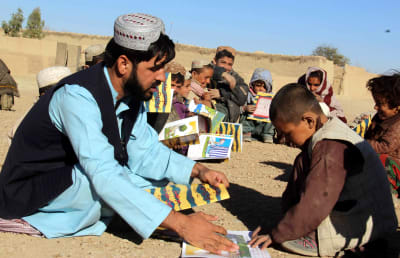 Afghanska volontärer från Matiullah Wesas organisation Pen Path under en utbildningskampanj i Kandahar.