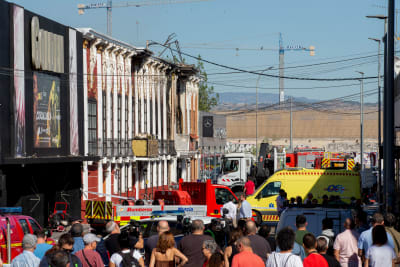Människor samlades utanför brandkårens avspärrningarna vid den olycksdrabbade nattklubben i Murcia på söndagen.  