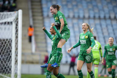Hammarby-spelare firar ett mål.