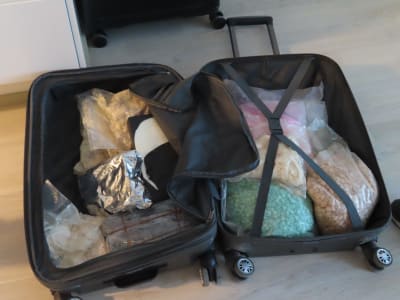 Esitutkinnassa takavarikoitua huumausainetta, joka on pakattu kuljetettavaan matkalaukkuun.