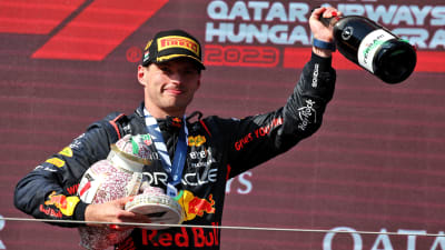 Max Verstappen firar på prispallen.